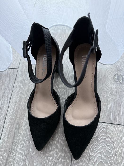 Pantofi cu toc cu catarama, negru