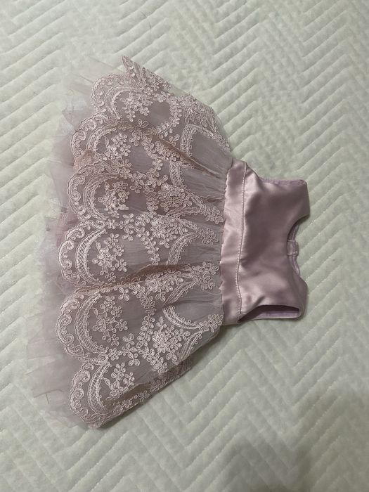 Красивое платье на девочку  2-3  месяцев