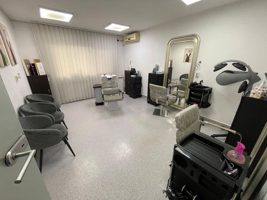 Ofer spre inchiriere cabinet cosmetica/makeup