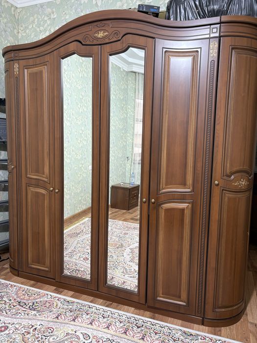 Шкаф , комод с зеркалом