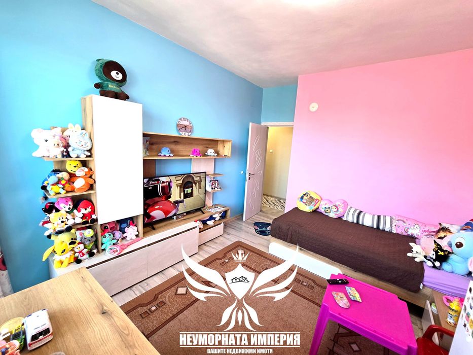Продавам тристаен/четиристаен 121кв.м. с гараж, изба и таван в гр.Асеновград широк център