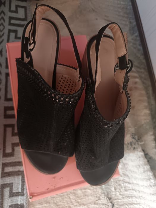 Продаётся босоножки черного цвета