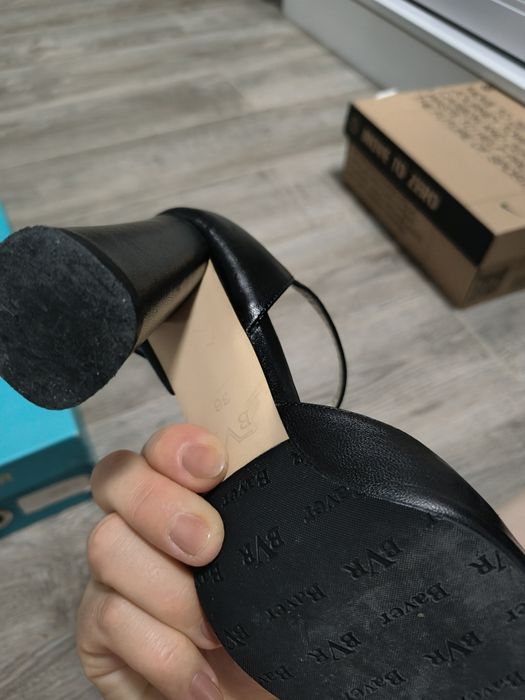 Продам босоножки Baver