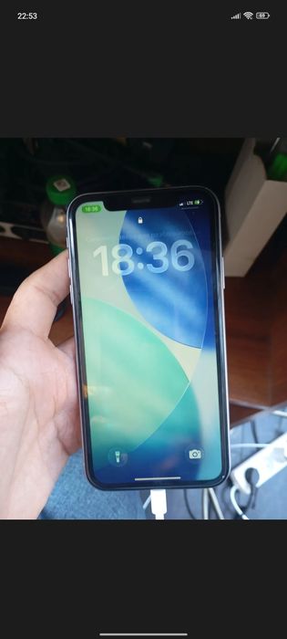 Iphone 11  orqasi alishgan ekranida ozgina dog'i bor ko'rinmaydi