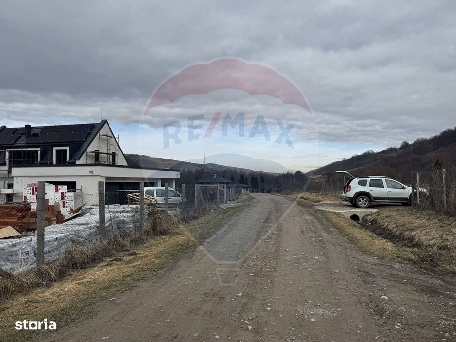 Teren 999 mp. Front 15,70 ml. Valea Garbaului - Floresti