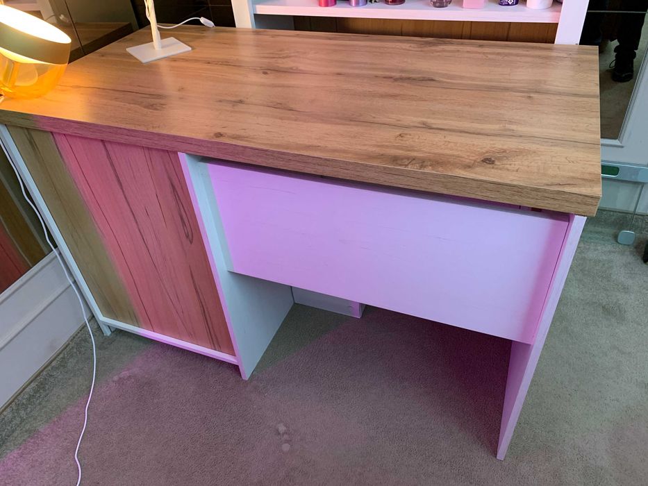 Pachet mobilier deosebit:Masă antică,Cadă retro,FotoliuWingback,Birou