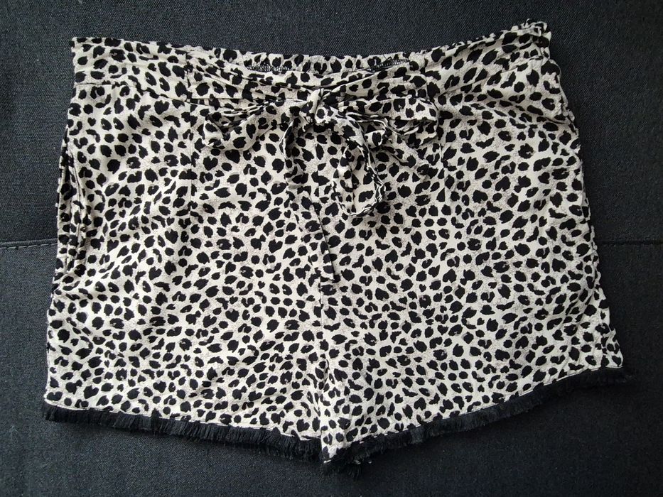 Pantaloni scurți (șorți) animal print H&M, cordon în talie, franjuri, mărimea 34