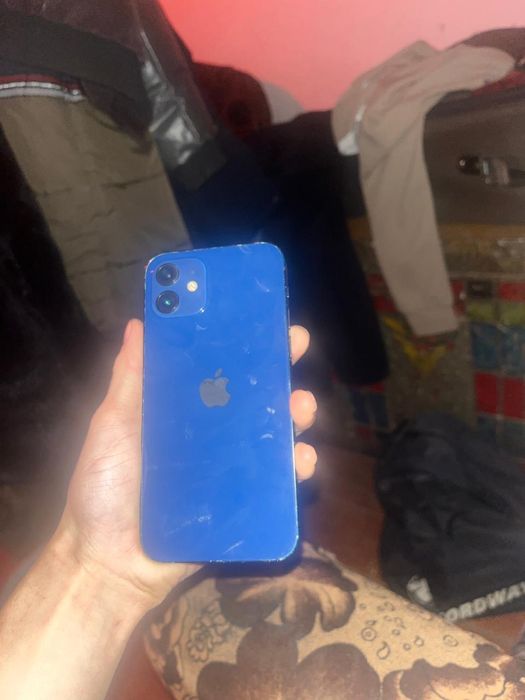 Продам Айфон 12 в среднем состоянии