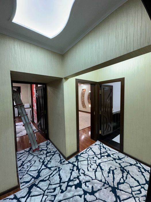 Квартира Сотилади жуда қуллай ва марказда, метрога 300 мерт.