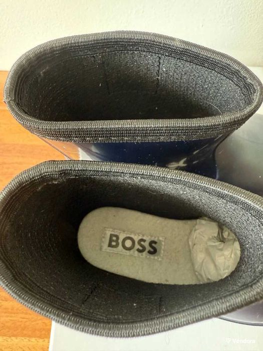 Boss kid rain boots size 22