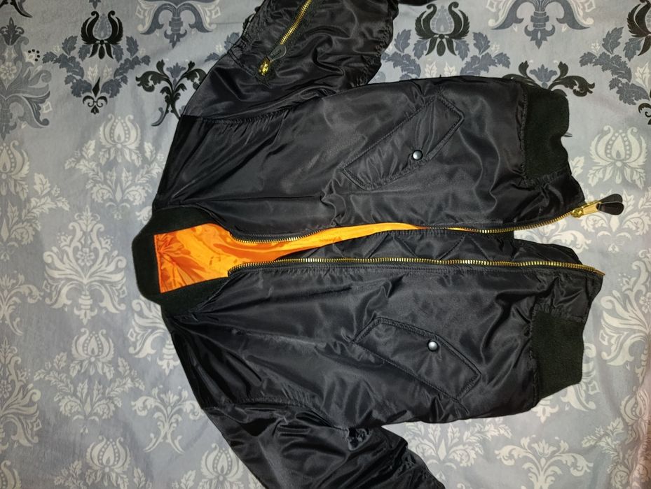 Класически MA-1 бомбер – черен с оранжева подплата