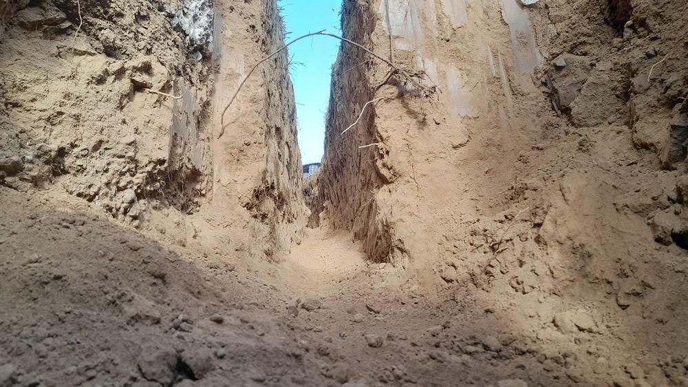 Копаем траншеи для водопровод