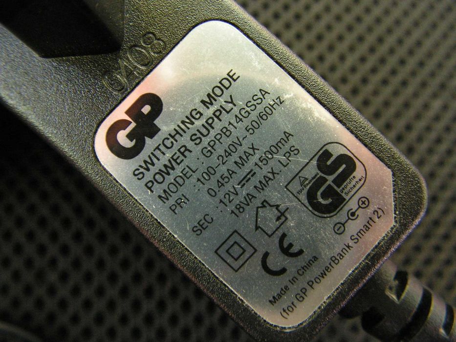 Зарядно устройство и 4 акумулаторни батерии АА  (R 6)