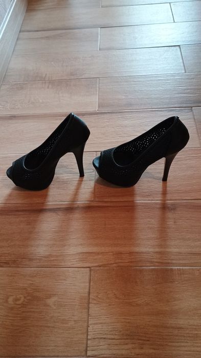Продавам черни официални дамски обувки