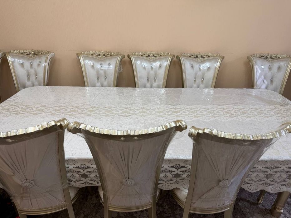 Большой стол и 12 стульев — для семьи, гостей и особых вечеров