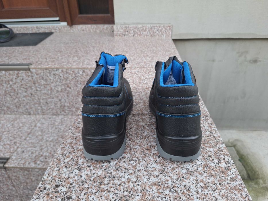 Vand Bocanci de lucru, marime 40, sunt NOI nefolositi