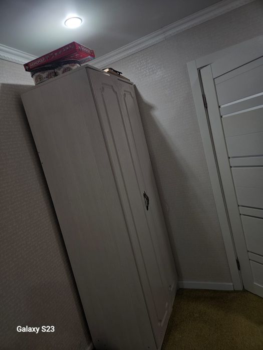 Продам шкаф и стол