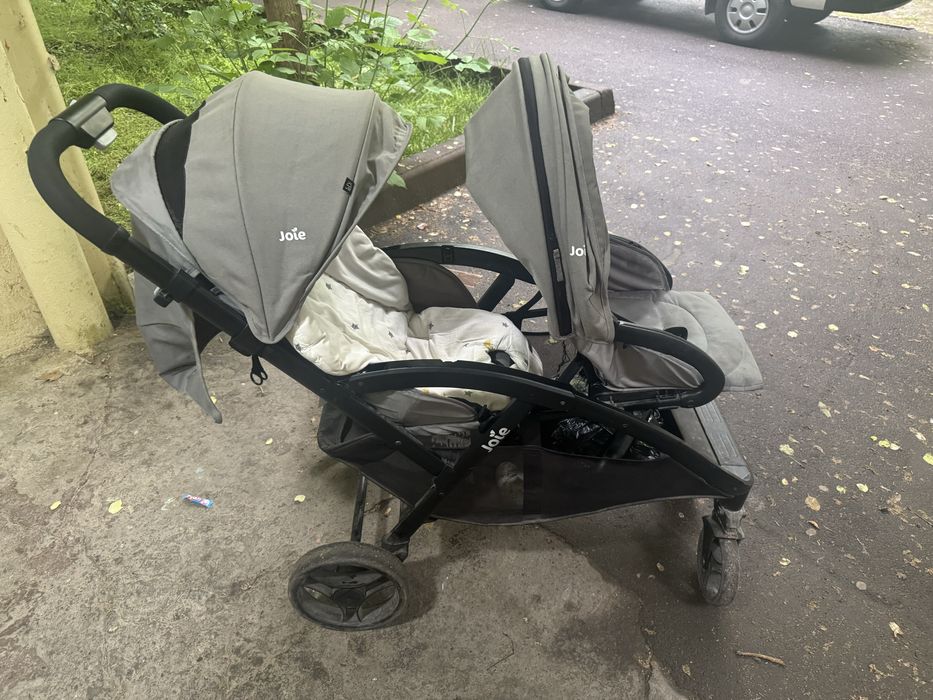 2 ta yosh bolali oilalar uchun ajoyib kolyaska