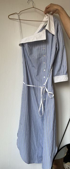 Платье дизайнерское, с открытым плечом