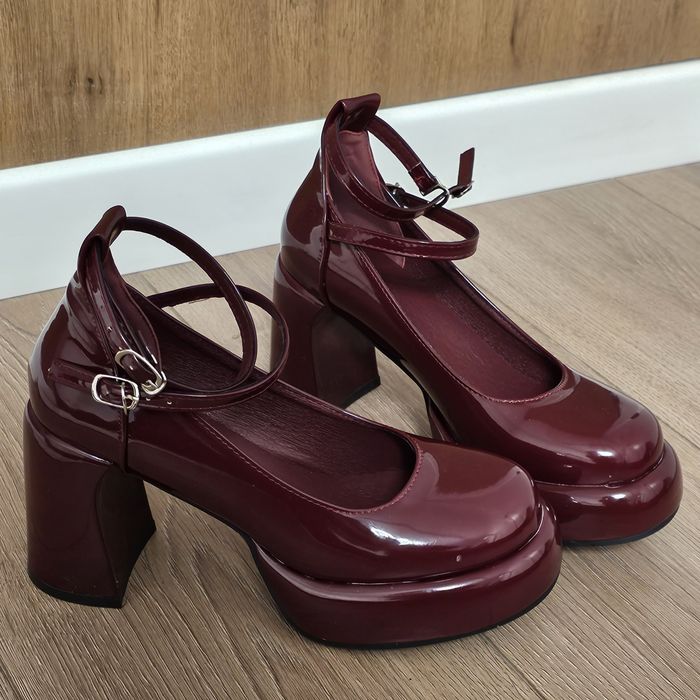 Бордовые туфли с каблуком
