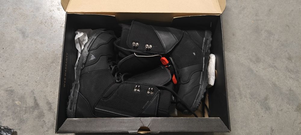 Salomon 42 и 46 1/3, и Burton 42,  42.5, 43 и 44 номер
