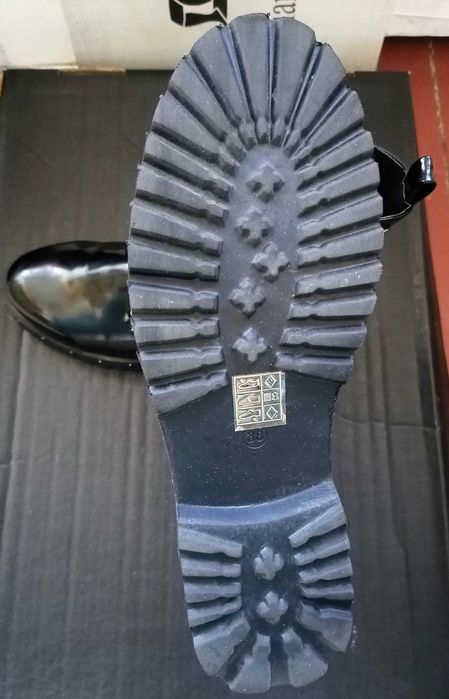 Дамски боти, номер 38.