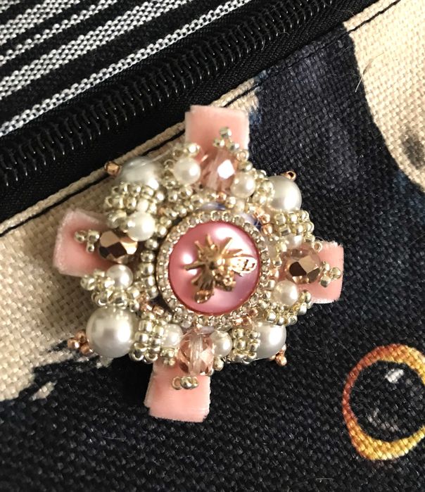 Brose handmade pe buton Cehia brodata cu perle,margele toho,etc