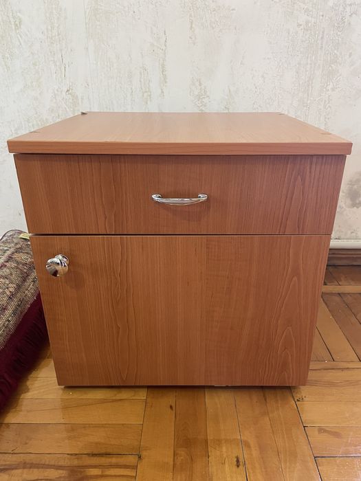 Две прикроватные тумбочки