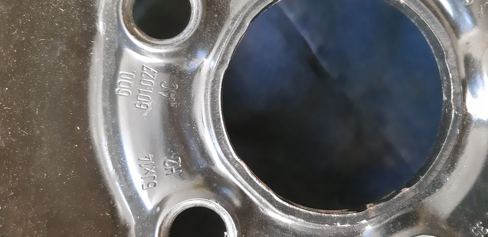 Новая шина с  диском на авто