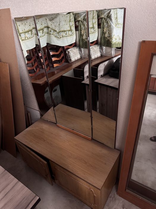 Трюмо с зеркалом