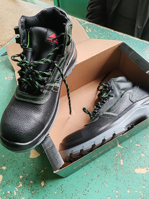 Продавам работни обувки