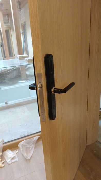 Установка дверей любой сложности и смарт замков