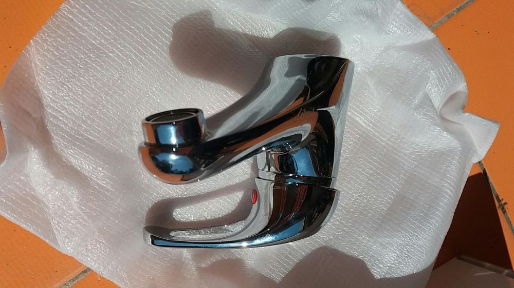 Смесител стоящ за мивка Нео с повдигач