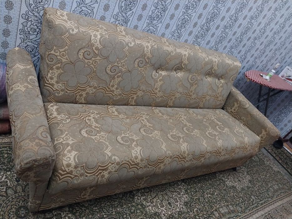 Диван , катта булади , теги сандикли почти ишлатилмаган