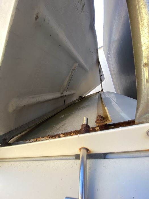 Спойлер/добавка над кабината