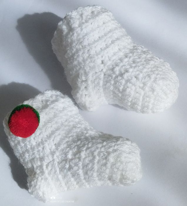 Плетени топли  бебешки терлъци , чорапки с българскот знаме