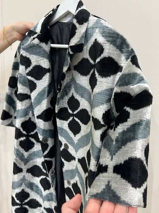 Qo‘l mehnatida tikilgan ayollar jaketi – nafis uslub