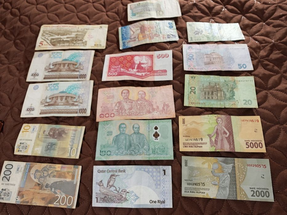 Лот банкноти от Света