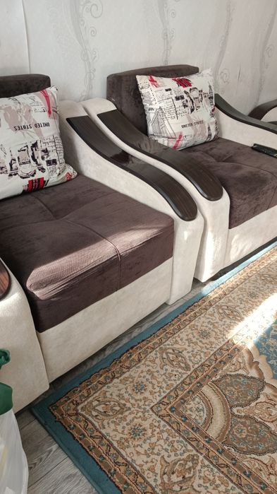 Продам диван и два кресла с пуфом