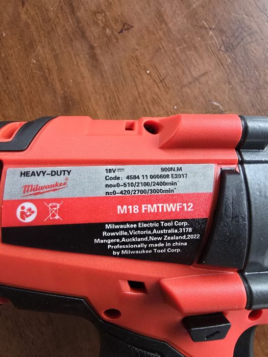 Masina / bormasina de înșurubat cu impact 18v milwaukee