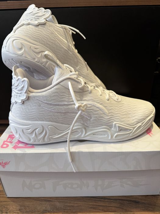 Бели обувки Puma