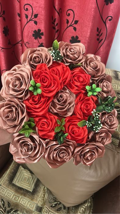 Buchet elegant, realizat manual, din 19 trandafiri din panglică