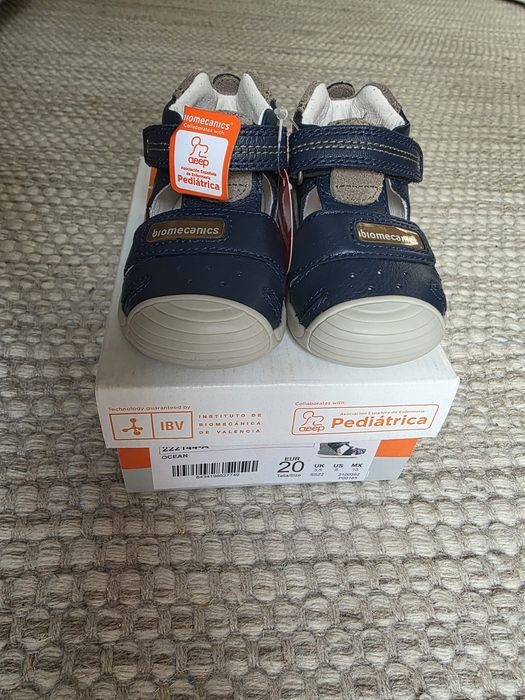 Vand sandale Biomecanic , noi, din piele , nr 20, pret 170 lei