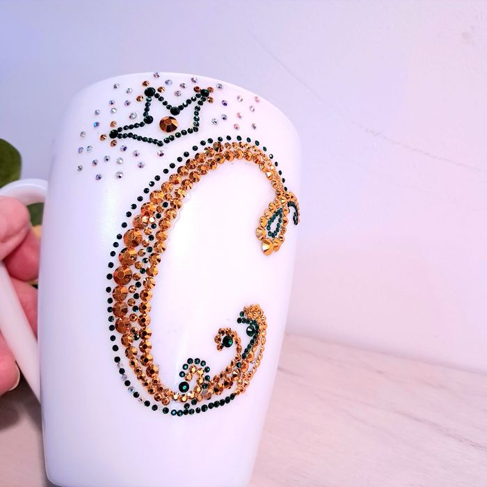 Чаша с инициали от кристални камъчета,  буква по поръчка