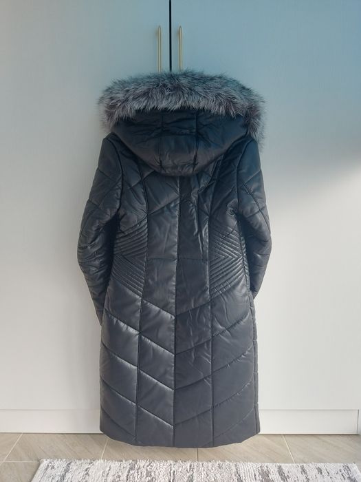 Зимний пуховик с капюшоном