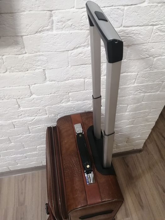 Продам чемодан из эко-кожи