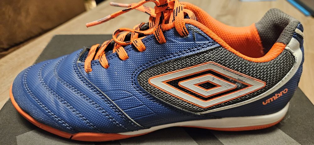 Adidasi fotbal Umbro marime 38