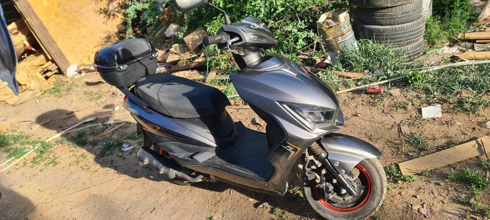Liya scooters for sell ( 170000.)