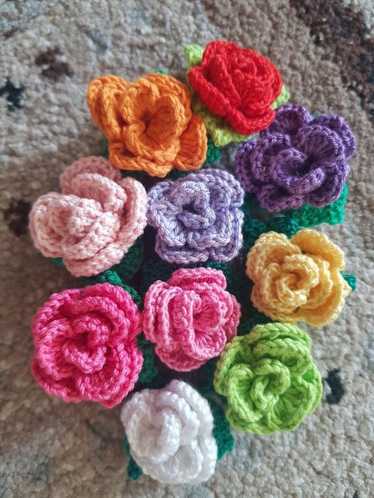 Broșe - mini trandafiri croșetați