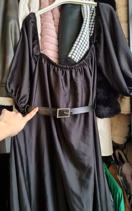 Сатенена черна рокля